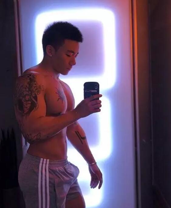 上海美黑店主青筋暴突，翘臀大包把持不住！ - 51虹马