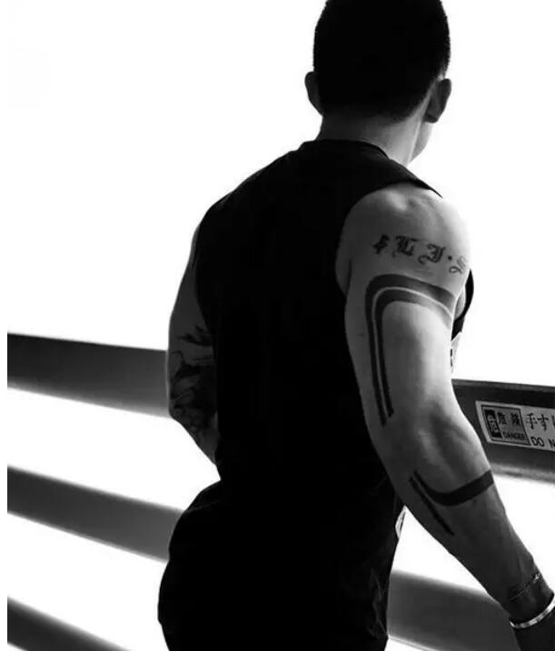 上海美黑店主青筋暴突，翘臀大包把持不住！ - 51虹马