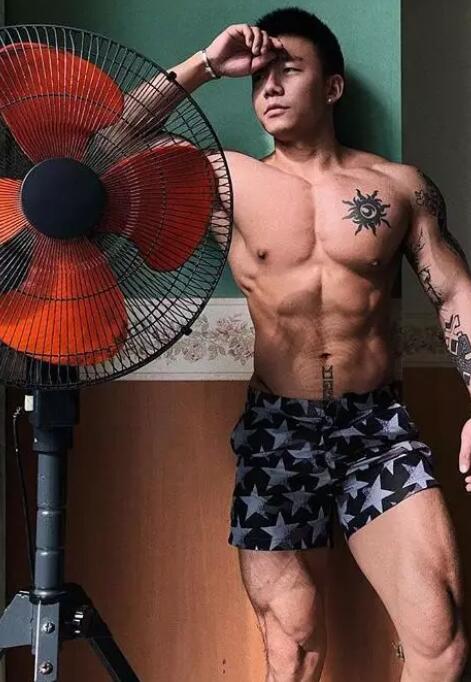 上海美黑店主青筋暴突，翘臀大包把持不住！ - 51虹马