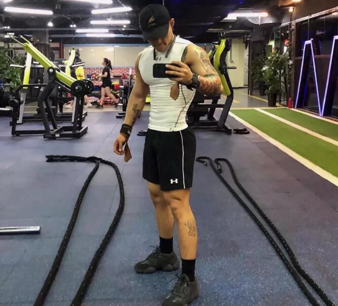 看点∣大胸小狼狗被突袭一脸享受，这样的纹身肌肉男给我来一打！ - 51虹马