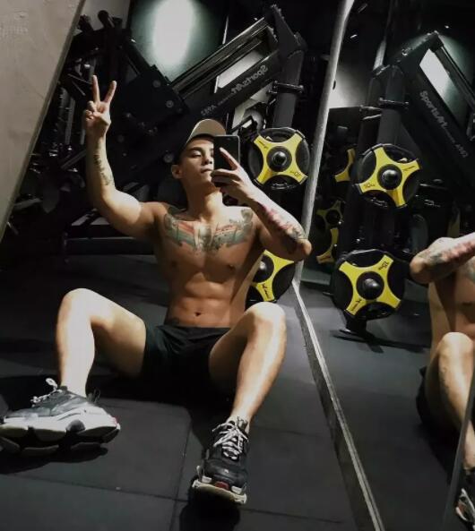 看点∣大胸小狼狗被突袭一脸享受，这样的纹身肌肉男给我来一打！ - 51虹马