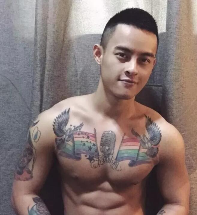 看点∣大胸小狼狗被突袭一脸享受，这样的纹身肌肉男给我来一打！ - 51虹马