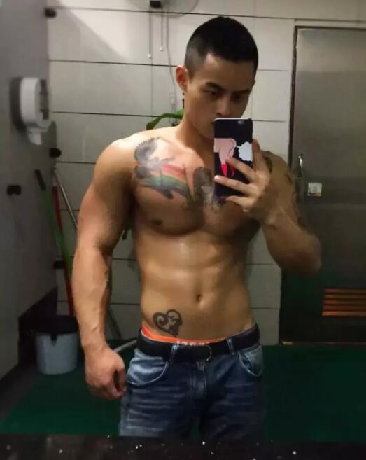 看点∣大胸小狼狗被突袭一脸享受，这样的纹身肌肉男给我来一打！ - 51虹马