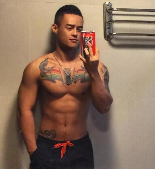 看点∣大胸小狼狗被突袭一脸享受，这样的纹身肌肉男给我来一打！ - 51虹马