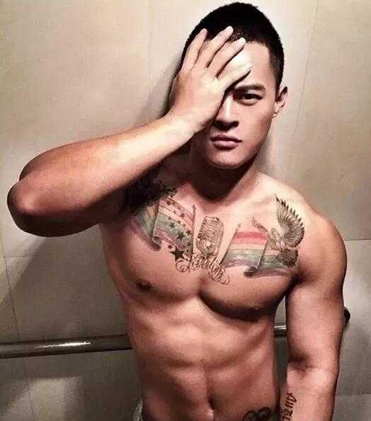 看点∣大胸小狼狗被突袭一脸享受，这样的纹身肌肉男给我来一打！ - 51虹马