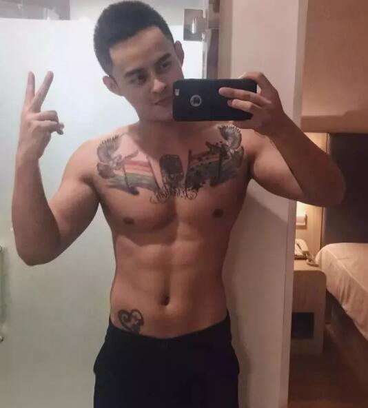 看点∣大胸小狼狗被突袭一脸享受，这样的纹身肌肉男给我来一打！ - 51虹马