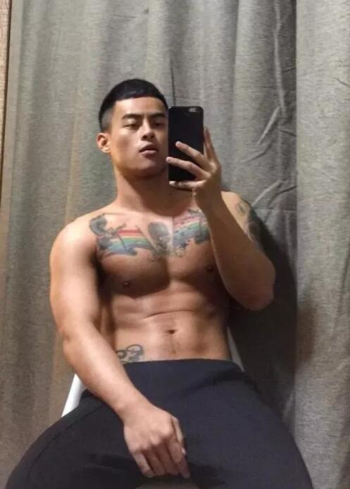 看点∣大胸小狼狗被突袭一脸享受，这样的纹身肌肉男给我来一打！ - 51虹马