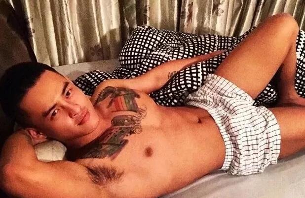 看点∣大胸小狼狗被突袭一脸享受，这样的纹身肌肉男给我来一打！ - 51虹马