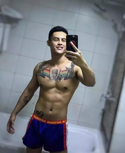 看点∣大胸小狼狗被突袭一脸享受，这样的纹身肌肉男给我来一打！ - 51虹马