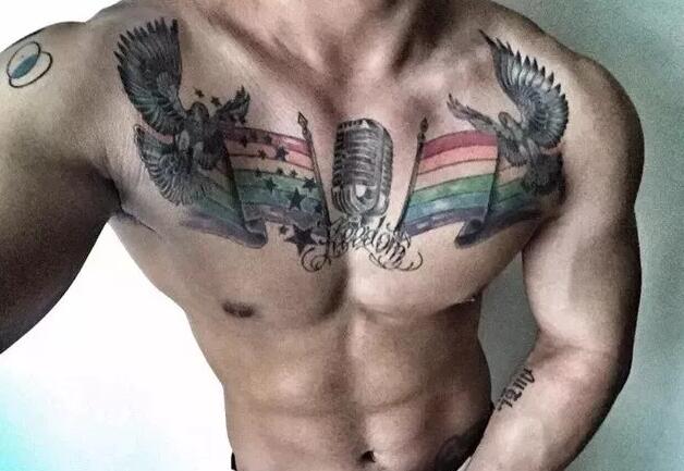 看点∣大胸小狼狗被突袭一脸享受，这样的纹身肌肉男给我来一打！ - 51虹马