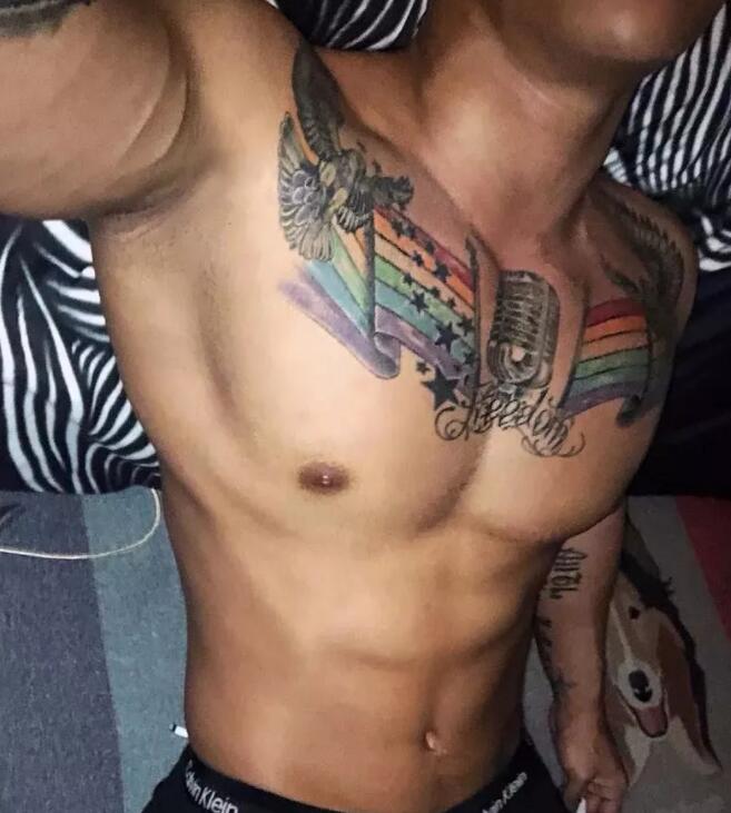 看点∣大胸小狼狗被突袭一脸享受，这样的纹身肌肉男给我来一打！ - 51虹马