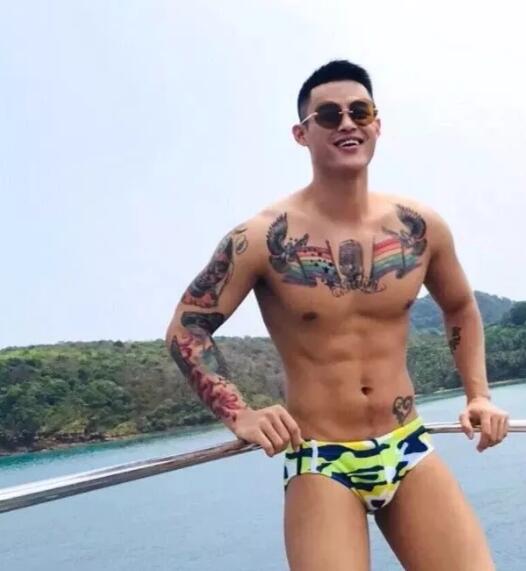 看点∣大胸小狼狗被突袭一脸享受，这样的纹身肌肉男给我来一打！ - 51虹马