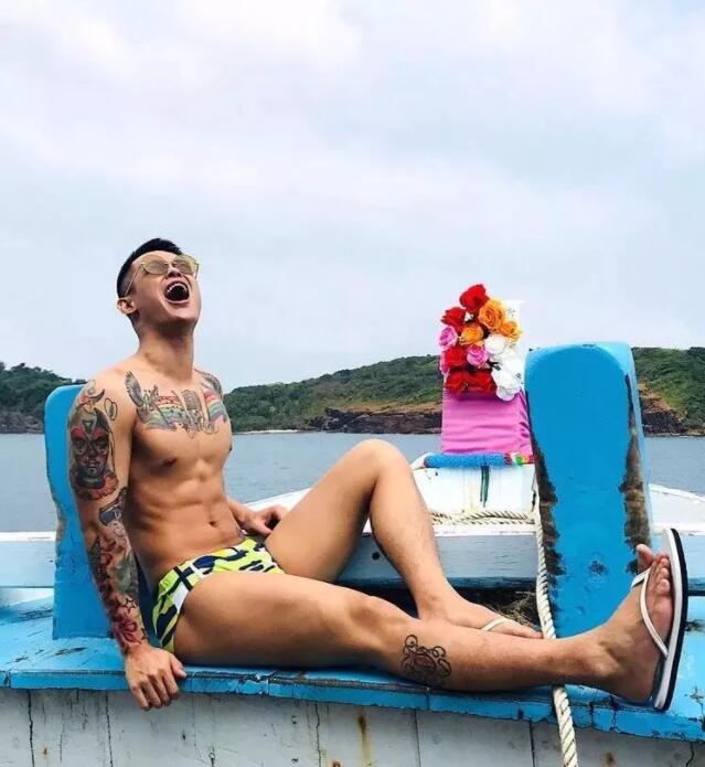 看点∣大胸小狼狗被突袭一脸享受，这样的纹身肌肉男给我来一打！ - 51虹马