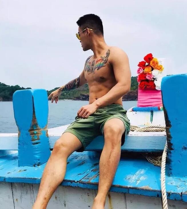 看点∣大胸小狼狗被突袭一脸享受，这样的纹身肌肉男给我来一打！ - 51虹马