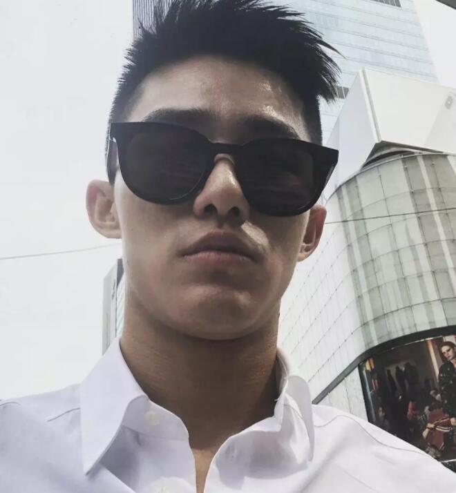 肌肉大男孩，有点大哦~ - 51虹马