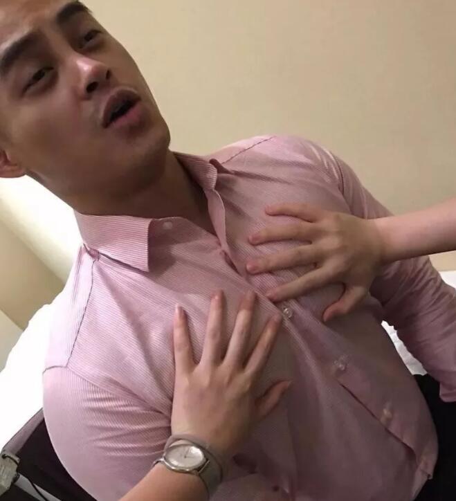 看点∣大胸小狼狗被突袭一脸享受，这样的纹身肌肉男给我来一打！-51虹马