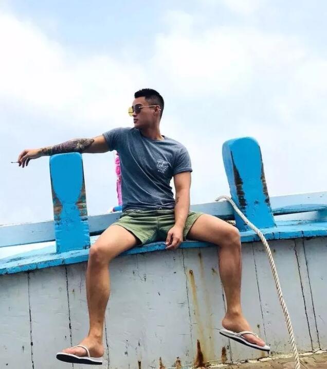 看点∣大胸小狼狗被突袭一脸享受，这样的纹身肌肉男给我来一打！ - 51虹马