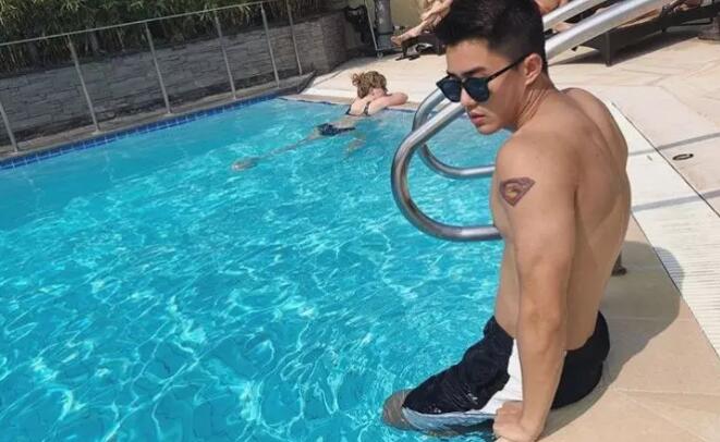 肌肉大男孩，有点大哦~ - 51虹马