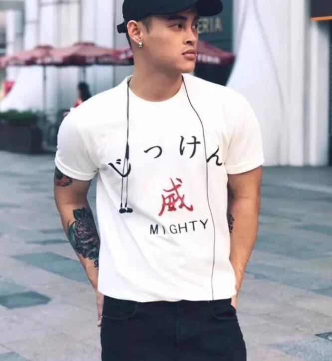 看点∣大胸小狼狗被突袭一脸享受，这样的纹身肌肉男给我来一打！ - 51虹马