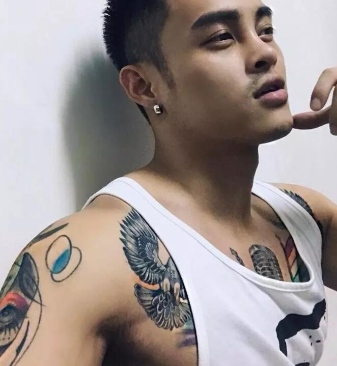 看点∣大胸小狼狗被突袭一脸享受，这样的纹身肌肉男给我来一打！ - 51虹马