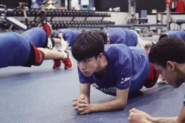 为了赚钱，我假装自己是Gay！ - 51虹马