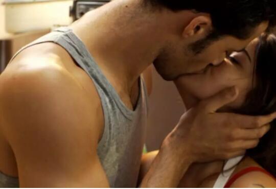 直男帅哥连续收到男性表白信 是不是每个男人心中都有一座断背山？ - 51虹马