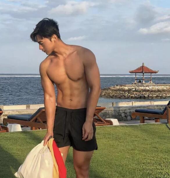 超帅小哥一身嫩肌，大长腿运动型小狼狗，被这枚行走的荷尔蒙扳弯…… - 51虹马