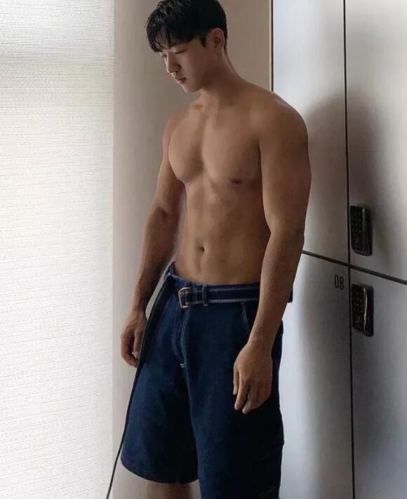 超帅小哥一身嫩肌，大长腿运动型小狼狗，被这枚行走的荷尔蒙扳弯…… - 51虹马