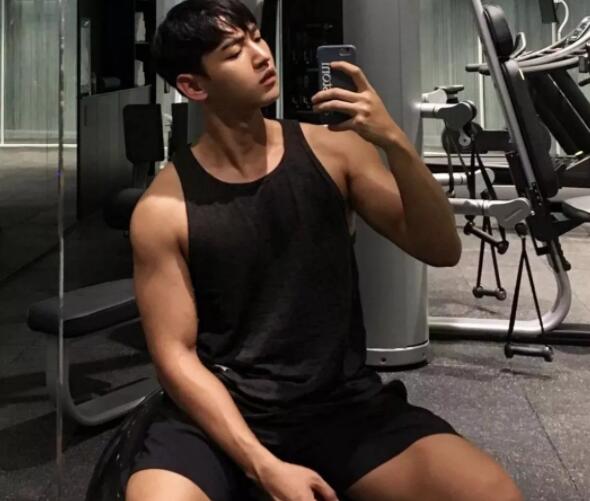 超帅小哥一身嫩肌，大长腿运动型小狼狗，被这枚行走的荷尔蒙扳弯…… - 51虹马