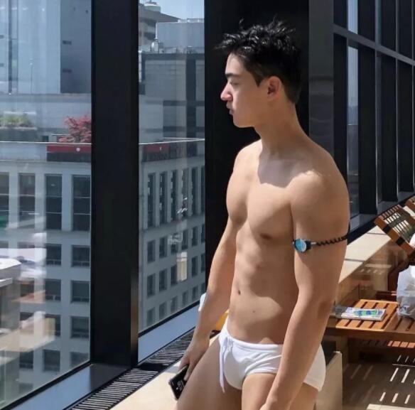 超帅小哥一身嫩肌，大长腿运动型小狼狗，被这枚行走的荷尔蒙扳弯…… - 51虹马