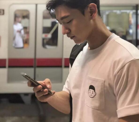 超帅小哥一身嫩肌，大长腿运动型小狼狗，被这枚行走的荷尔蒙扳弯…… - 51虹马