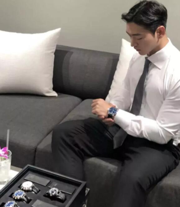 超帅小哥一身嫩肌，大长腿运动型小狼狗，被这枚行走的荷尔蒙扳弯…… - 51虹马