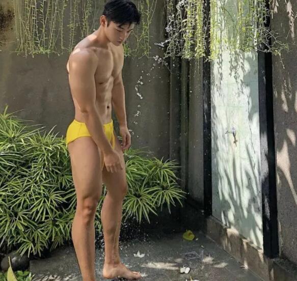 超帅小哥一身嫩肌，大长腿运动型小狼狗，被这枚行走的荷尔蒙扳弯…… - 51虹马