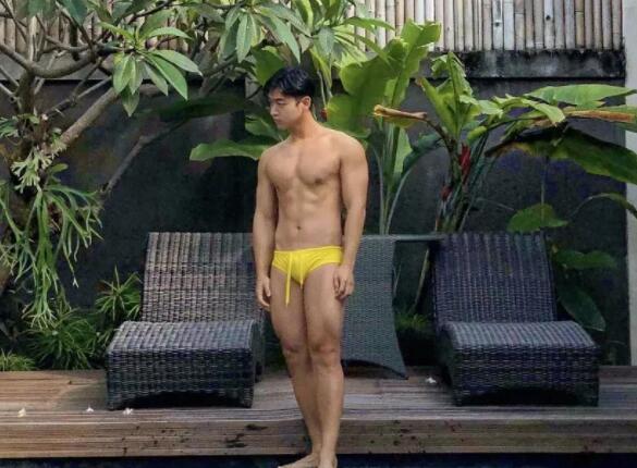 超帅小哥一身嫩肌，大长腿运动型小狼狗，被这枚行走的荷尔蒙扳弯…… - 51虹马