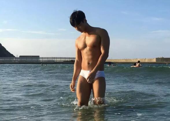 超帅小哥一身嫩肌，大长腿运动型小狼狗，被这枚行走的荷尔蒙扳弯…… - 51虹马