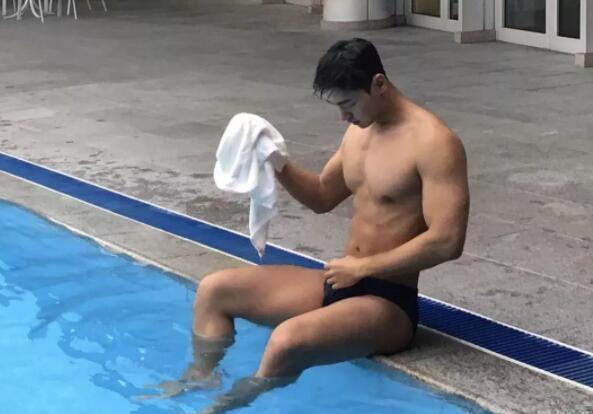 超帅小哥一身嫩肌，大长腿运动型小狼狗，被这枚行走的荷尔蒙扳弯…… - 51虹马