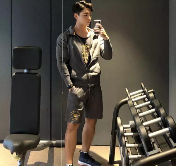 超帅小哥一身嫩肌，大长腿运动型小狼狗，被这枚行走的荷尔蒙扳弯…… - 51虹马