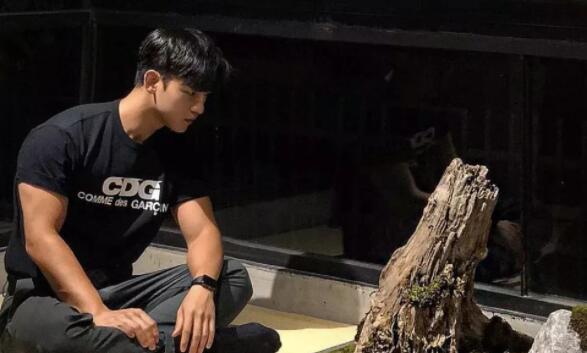 超帅小哥一身嫩肌，大长腿运动型小狼狗，被这枚行走的荷尔蒙扳弯…… - 51虹马