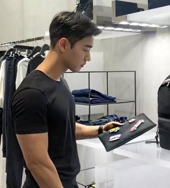 超帅小哥一身嫩肌，大长腿运动型小狼狗，被这枚行走的荷尔蒙扳弯…… - 51虹马