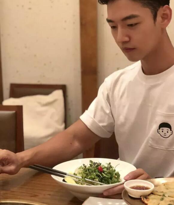 超帅小哥一身嫩肌，大长腿运动型小狼狗，被这枚行走的荷尔蒙扳弯…… - 51虹马