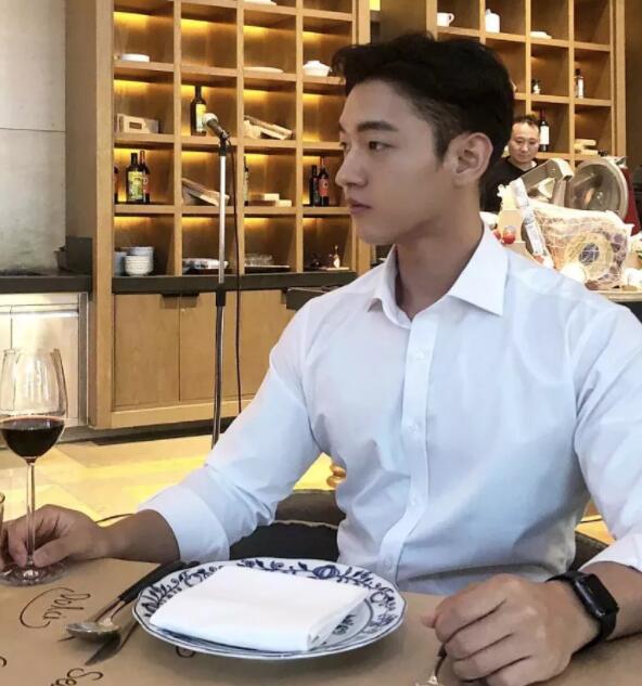 超帅小哥一身嫩肌，大长腿运动型小狼狗，被这枚行走的荷尔蒙扳弯…… - 51虹马