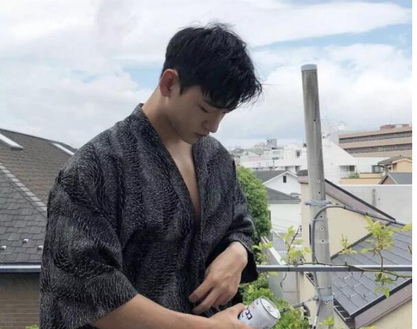 超帅小哥一身嫩肌，大长腿运动型小狼狗，被这枚行走的荷尔蒙扳弯…… - 51虹马