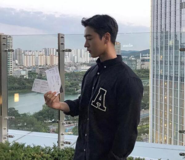 超帅小哥一身嫩肌，大长腿运动型小狼狗，被这枚行走的荷尔蒙扳弯…… - 51虹马