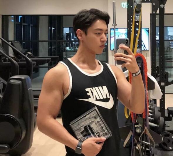 超帅小哥一身嫩肌，大长腿运动型小狼狗，被这枚行走的荷尔蒙扳弯…… - 51虹马