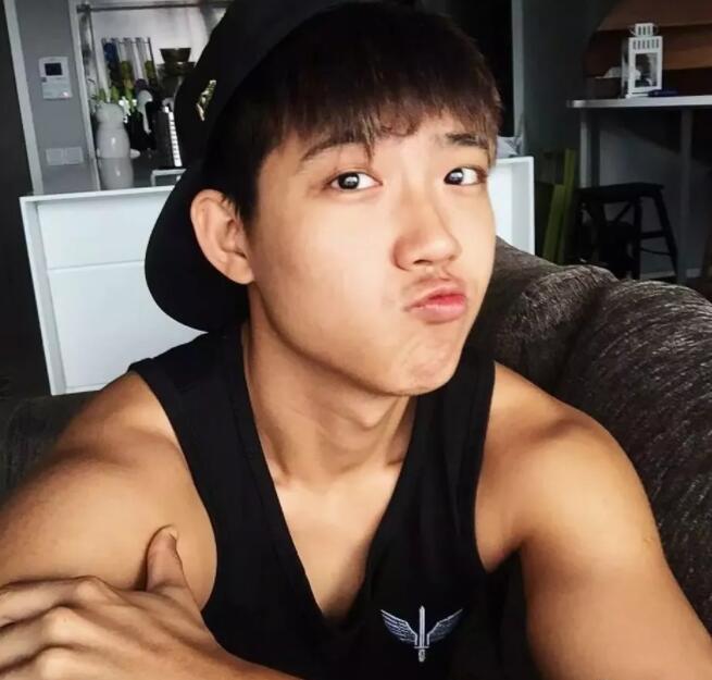 看点∣运动系小狼狗的大胸肌，精壮身材感受skr男友力，INS大方自曝属性！ - 51虹马