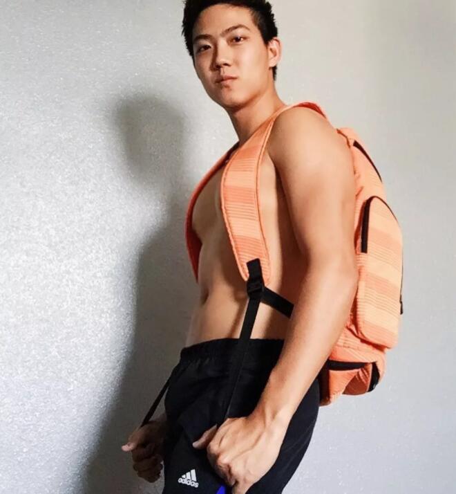 看点∣运动系小狼狗的大胸肌，精壮身材感受skr男友力，INS大方自曝属性！ - 51虹马