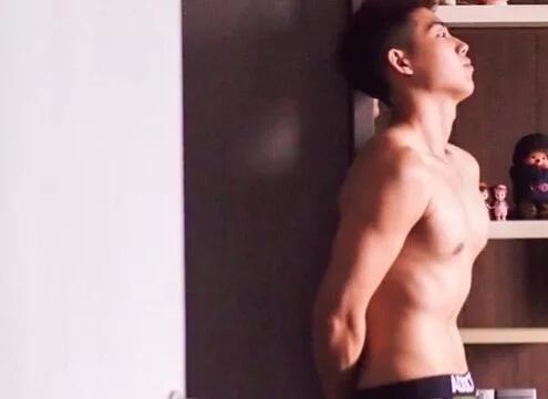 看点∣运动系小狼狗的大胸肌，精壮身材感受skr男友力，INS大方自曝属性！ - 51虹马