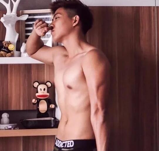 看点∣运动系小狼狗的大胸肌，精壮身材感受skr男友力，INS大方自曝属性！ - 51虹马