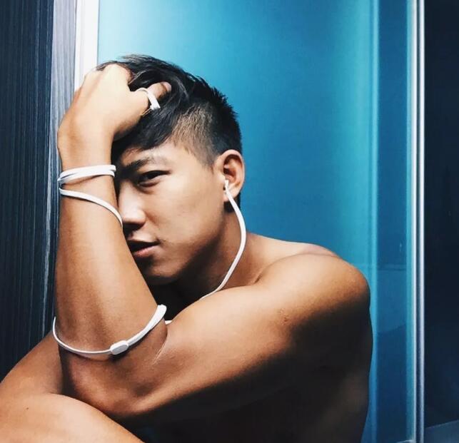 看点∣运动系小狼狗的大胸肌，精壮身材感受skr男友力，INS大方自曝属性！ - 51虹马