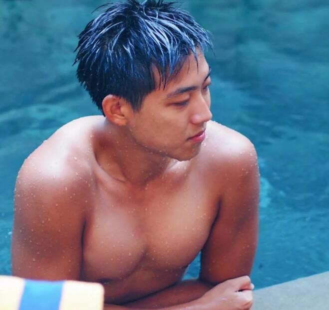 看点∣运动系小狼狗的大胸肌，精壮身材感受skr男友力，INS大方自曝属性！ - 51虹马